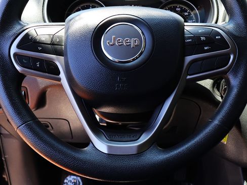 Used 2019 Jeep Cherokee Latitude w/ Popular Appearance Group FWD image 54