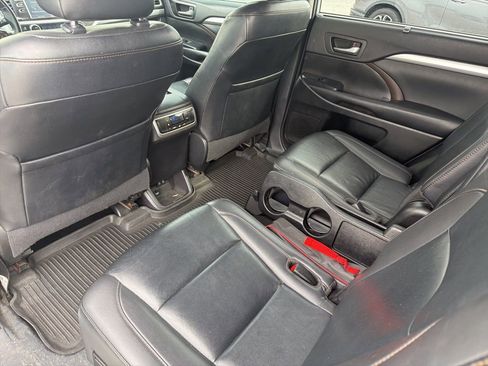 Used 2019 Toyota Highlander XLE AWD/4WD image 11