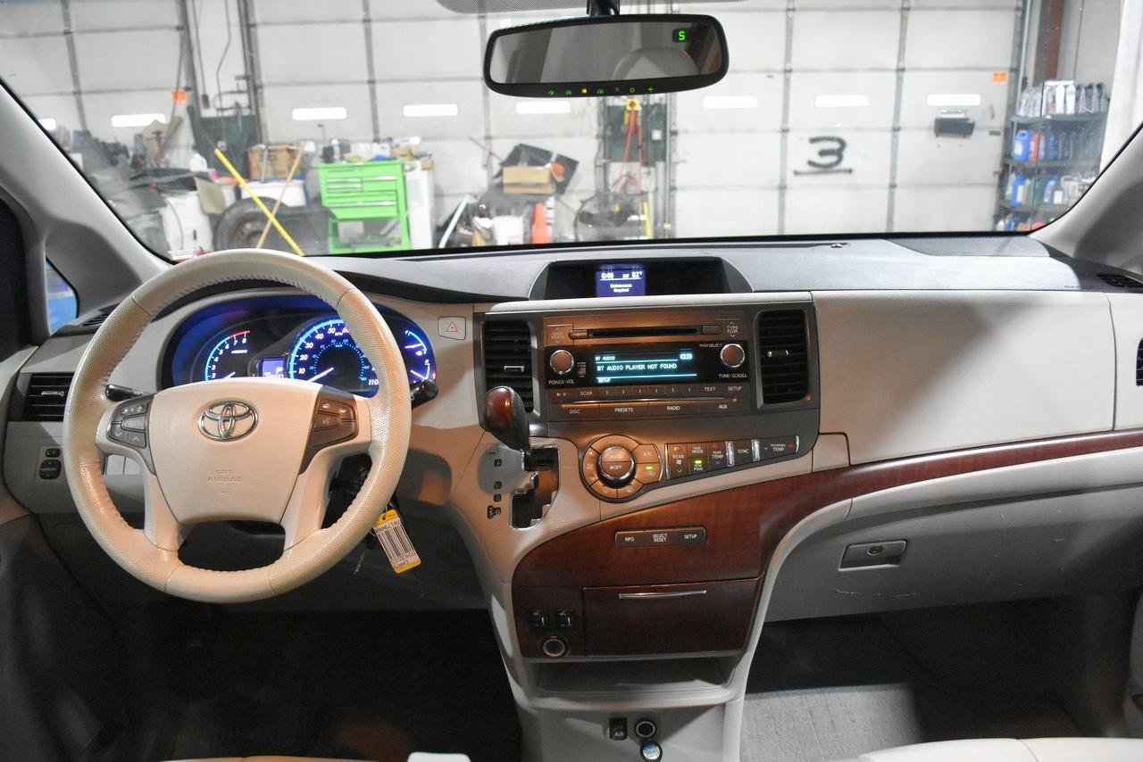 Used 2012 Toyota Sienna XLE FWD image 37
