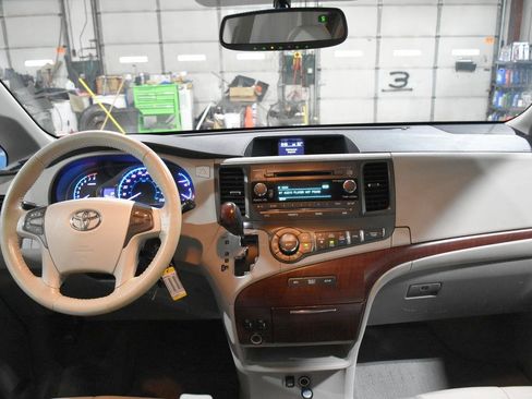 Used 2012 Toyota Sienna XLE FWD image 37