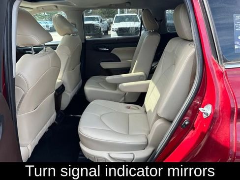 Used 2021 Toyota Highlander XLE image 17