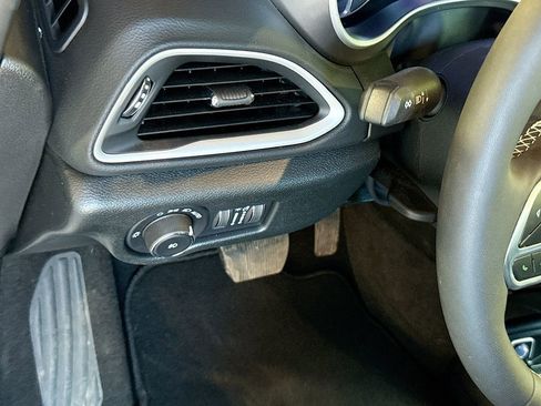 Used 2026 Chrysler Pacifica Select FWD image 11