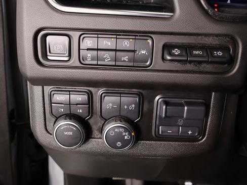 Used 2024 Chevrolet Suburban High Country w/ Advanced Technology Package image 8