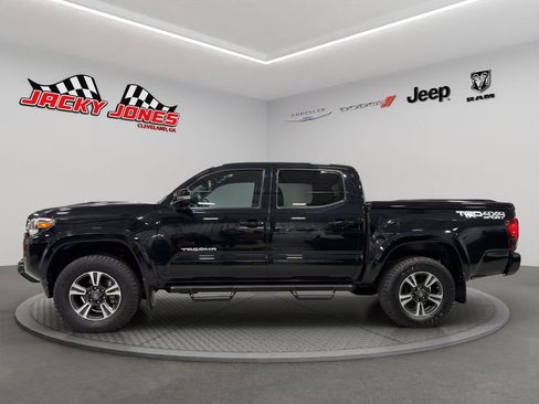 Used 2019 Toyota Tacoma TRD Sport w/ Technology Package image 2