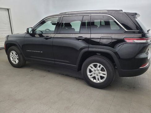 Used 2023 Jeep Grand Cherokee Laredo AWD/4WD image 3