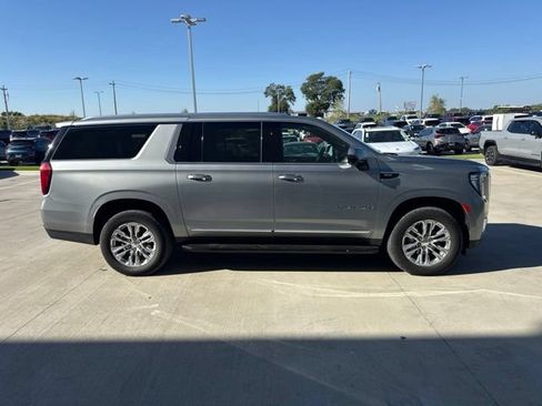 Used 2023 GMC Yukon XL SLT w/ SLT Premium Package AWD/4WD image 2