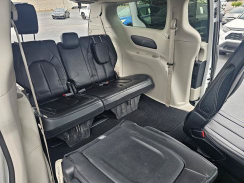 Used 2023 Chrysler Pacifica Touring-L FWD image 46