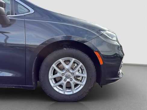 Used 2023 Chrysler Pacifica Touring-L FWD image 21