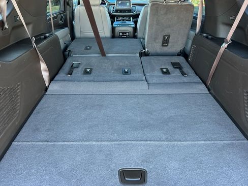 Used 2024 Chevrolet Suburban LT image 18