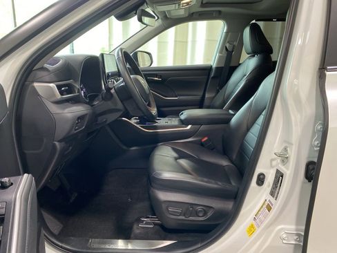 Used 2023 Toyota Highlander XLE AWD/4WD image 19