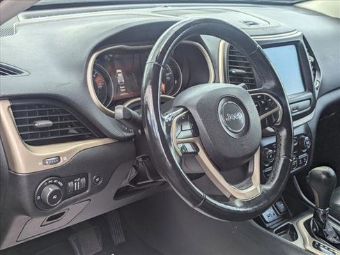 Used 2018 Jeep Cherokee Limited FWD image 3