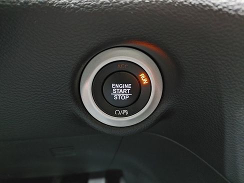 Used 2025 Chrysler Pacifica Select image 34