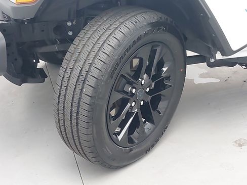 Used 2025 Jeep Wrangler Unlimited Sahara w/ Safety Group image 32