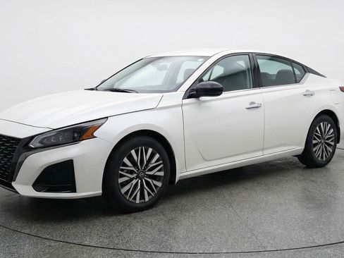 Used 2025 Nissan Altima 2.5 SV image 3