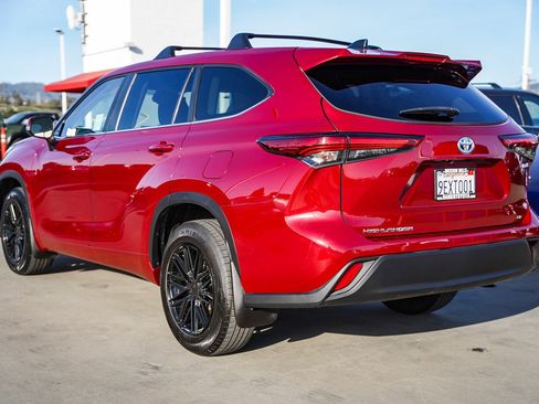 Certified 2023 Toyota Highlander LE image 9