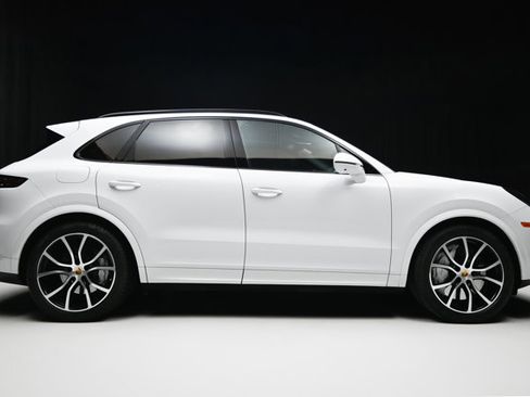 Used 2019 Porsche Cayenne Turbo w/ Premium Plus Package image 30