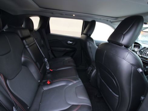 Used 2019 Jeep Cherokee Trailhawk image 29