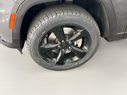 Used 2023 Jeep Grand Cherokee L Limited w/ Black Appearance Package AWD/4WD image 11