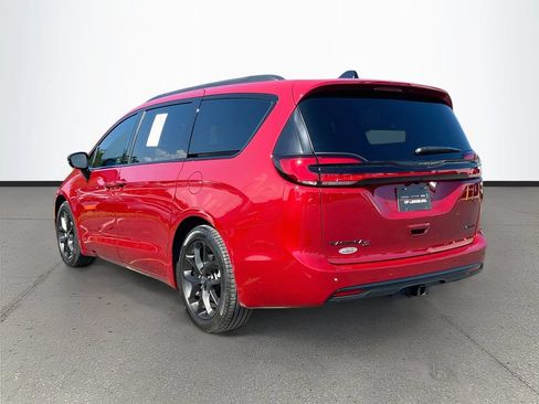 Used 2026 Chrysler Pacifica Limited w/ S Appearance Package FWD image 5