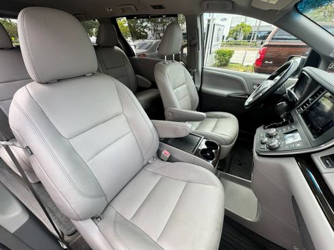 Used 2017 Toyota Sienna XLE w/ XLE Navigation Package FWD image 24