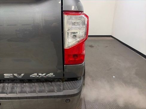 Used 2019 Nissan Titan SV w/ SV Convenience Package image 9