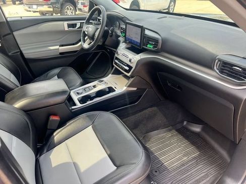 Used 2022 Ford Explorer XLT w/ Equipment Group 202A AWD/4WD image 17