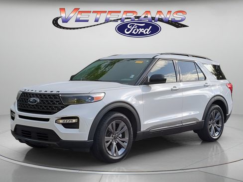 Certified 2022 Ford Explorer XLT w/ Equipment Group 202A RWD image 1