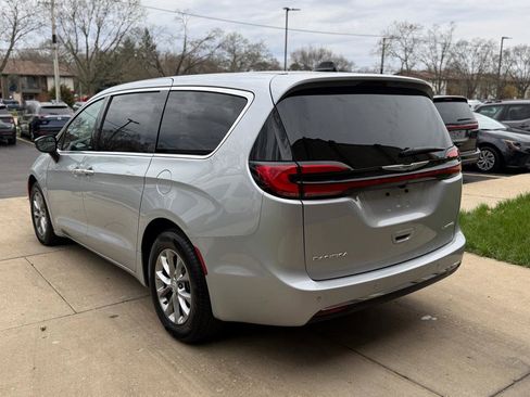 Used 2026 Chrysler Pacifica Limited image 5