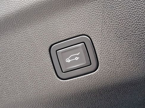 Used 2023 GMC Yukon XL SLT image 30