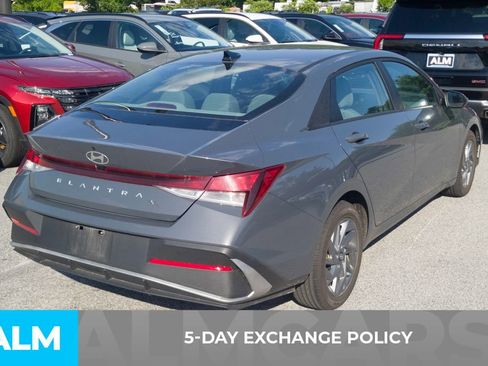 Used 2024 Hyundai Elantra SEL FWD image 3
