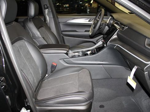 New 2025 Jeep Grand Cherokee L Altitude image 28