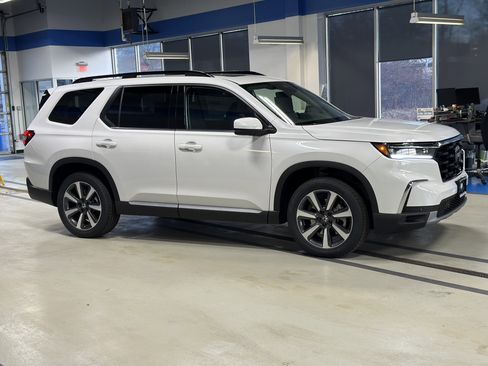 New 2025 Honda Pilot Touring image 12