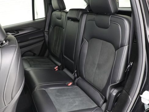 Used 2025 Jeep Grand Cherokee Altitude image 11