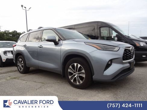 Used 2022 Toyota Highlander XLE AWD/4WD image 2