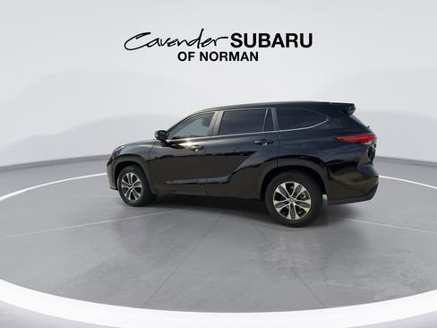 Used 2023 Toyota Highlander XLE image 6