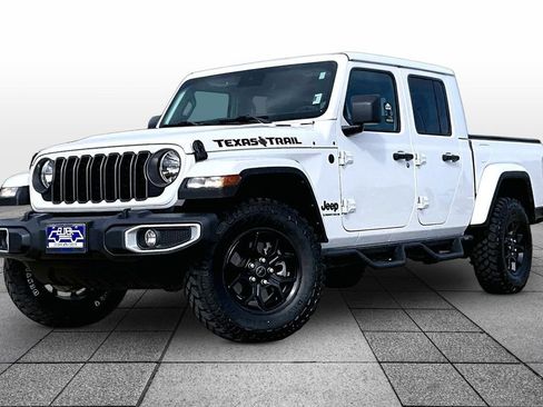 Used 2025 Jeep Gladiator Sport AWD/4WD image 2