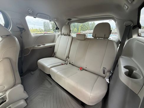 Used 2012 Toyota Sienna FWD image 8