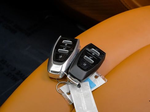 Used 2021 Aston Martin DBX image 55