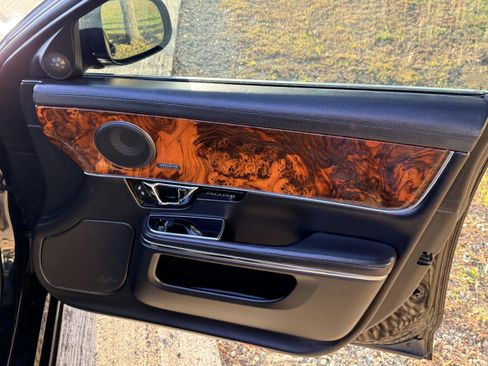 Used 2016 Jaguar XJ R-Sport image 29