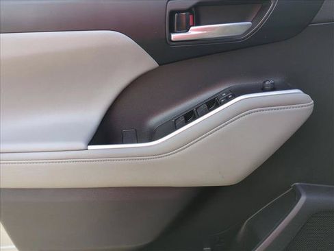Used 2023 Toyota Highlander XLE FWD image 8