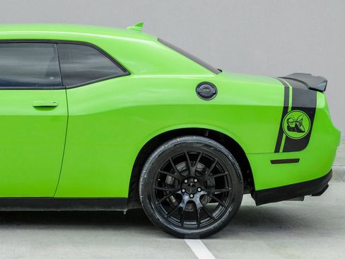 Used 2015 Dodge Challenger R/T Scat Pack w/ Scat Pack Appearance Package RWD image 18