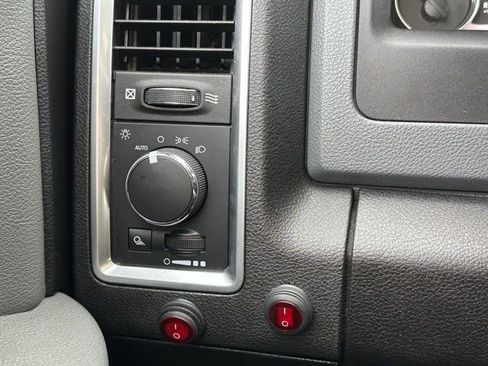 Used 2019 RAM 1500 Classic SLT w/ Luxury Group image 19