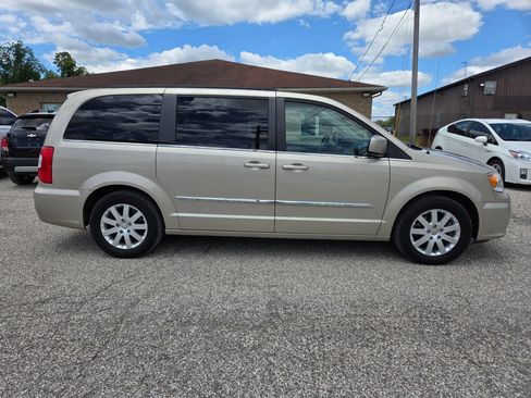 Used 2016 Chrysler Town & Country Touring FWD image 4