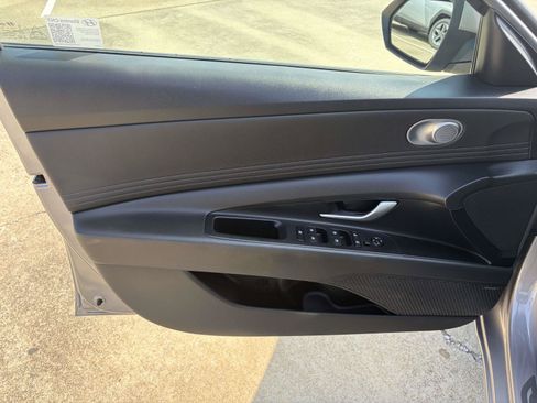 Certified 2025 Hyundai Elantra Limited FWD image 11
