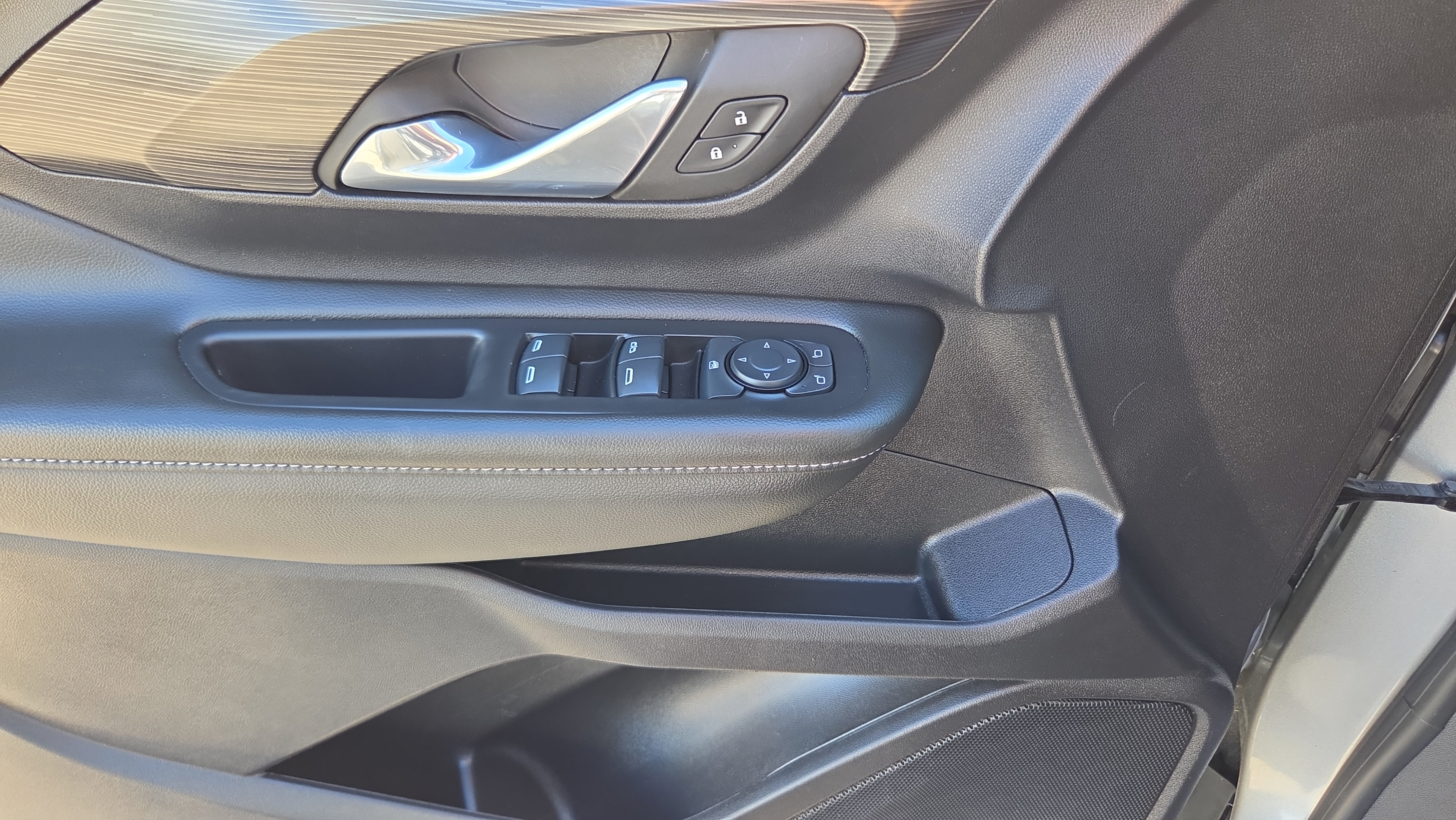 Used 2024 GMC Terrain SLE FWD image 27