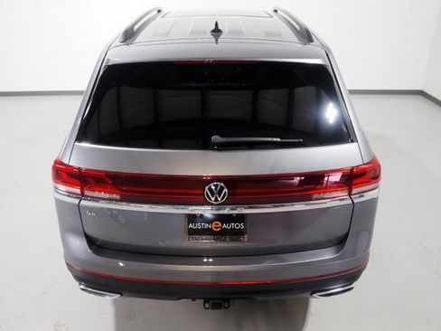 Used 2025 Volkswagen Atlas SE w/ Panoramic Sunroof Package FWD image 7