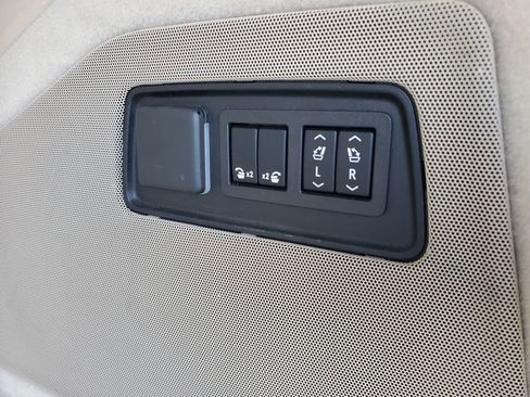 Used 2022 Cadillac Escalade Premium Luxury image 32