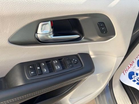 Used 2023 Chrysler Pacifica Touring-L image 11