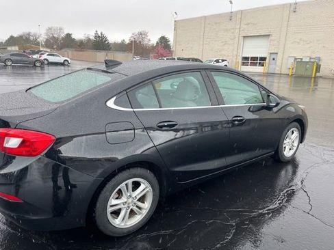 Used 2017 Chevrolet Cruze LT w/ Convenience Package FWD image 4