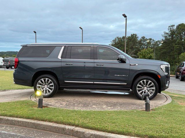 Used 2021 GMC Yukon XL Denali w/ Denali Premium Package AWD/4WD image 8